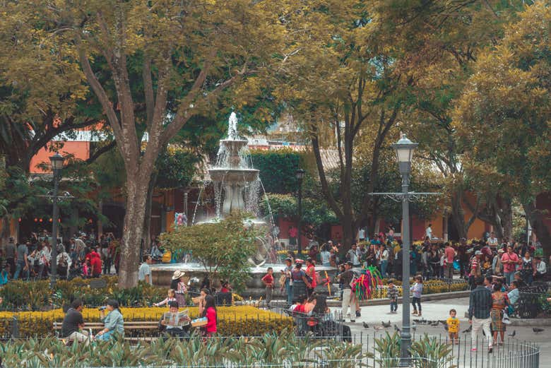 Une après-midi typique sur la place centrale d'Antigua Guatemala