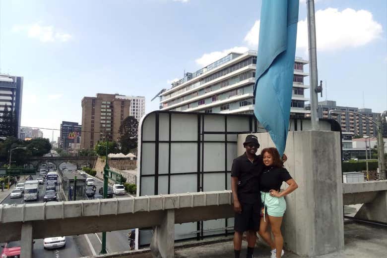 Pareja posando durante el tour por Ciudad de Guatemala