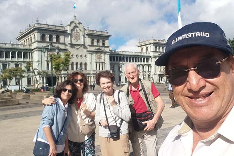 Grupo durante el tour por Ciudad de Guatemala