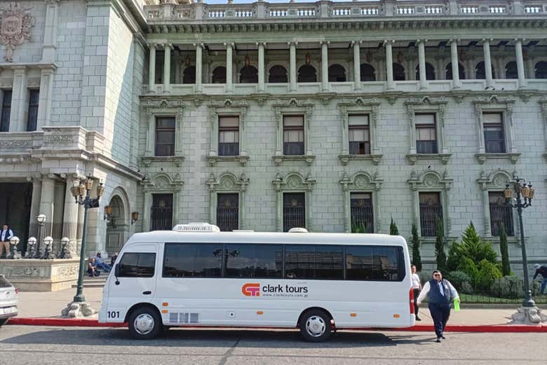 Autobús frente al Palacio Nacional