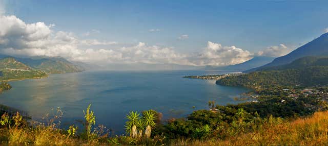 Mercado de Chichicastenango y lago Atitlán