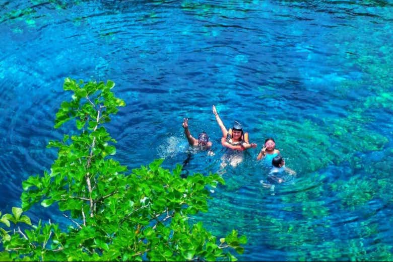 Disfrutando de un baño en Cráter Azul