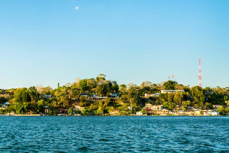 Vista da costa de San Miguel a partir do lago Petén Itzá