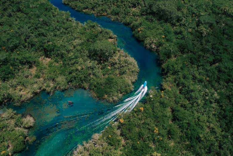 Vista aérea de la navegación hacia Cráter Azul