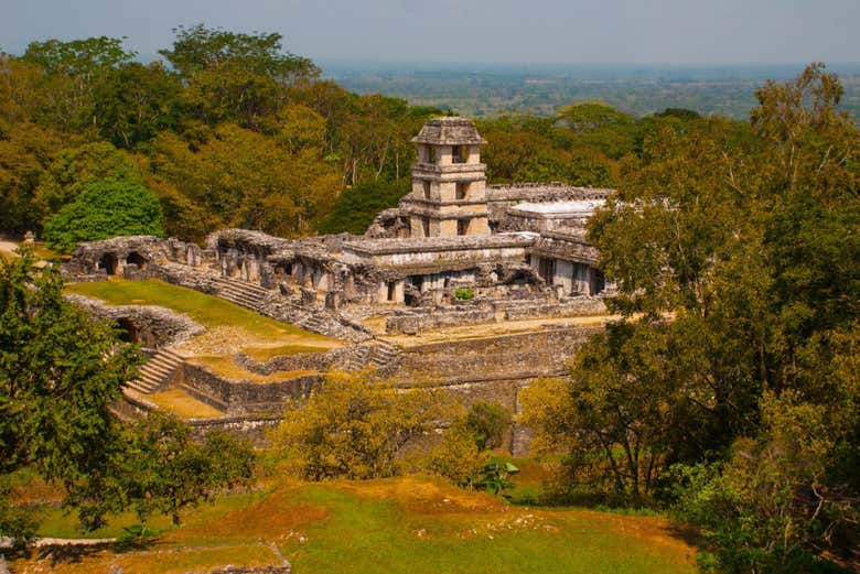 Vista panorâmica de um palácio em ruínas em Palenque