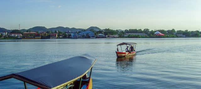 Paseo en barco por el lago Petén Itzá + Playa Chechenal