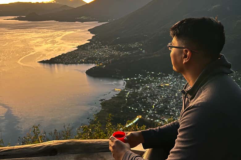 Contemplando el amanecer sobre el lago Atitlán