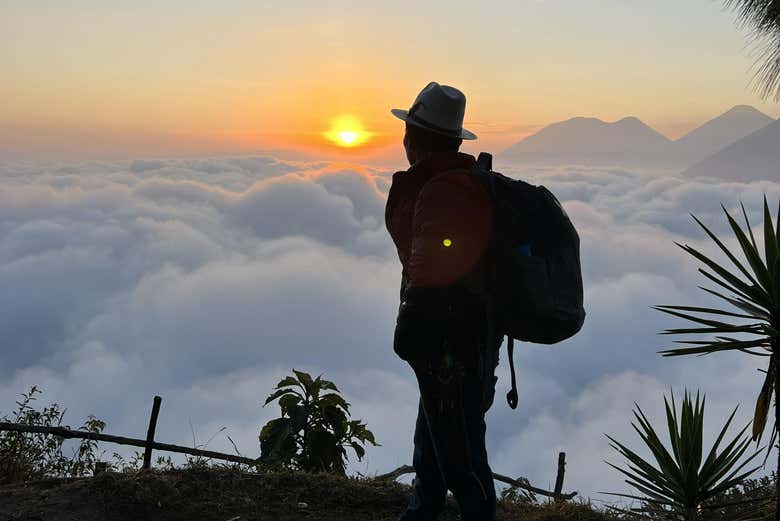 El amanecer sobre las nubes desde la cima del Rostro Maya