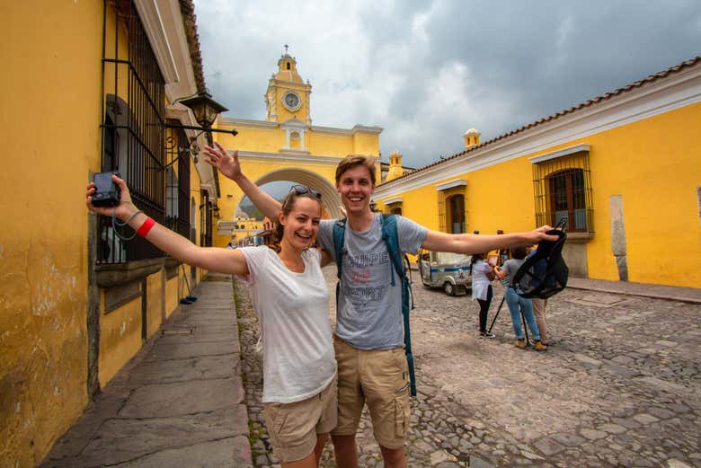Due turisti in Calle del Arco