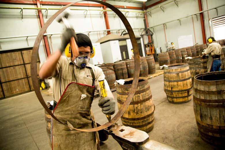 Un lavoratore all'opera nella distilleria