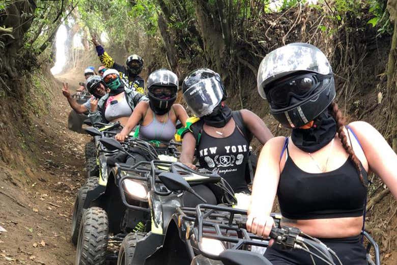 Disfrutando de desafiantes caminos entre el bosque