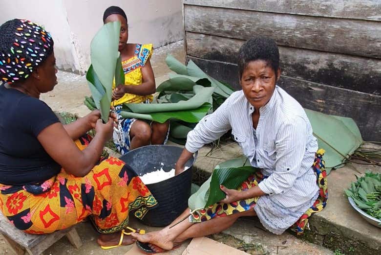 Viendo cómo se elabora la yuca
