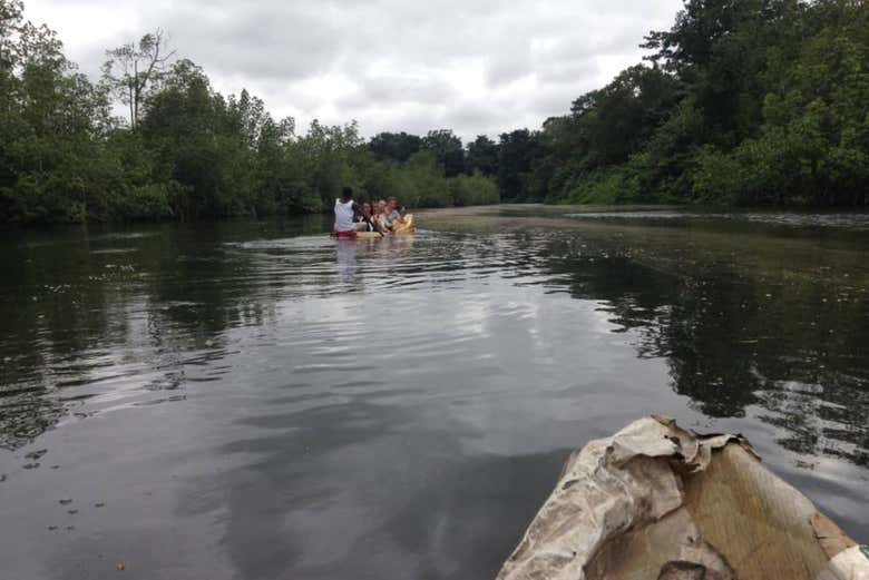 Navegando en canoa por el río Utonde