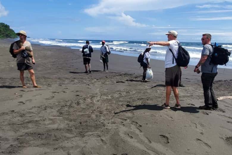 Recorriendo la playa de Ureka