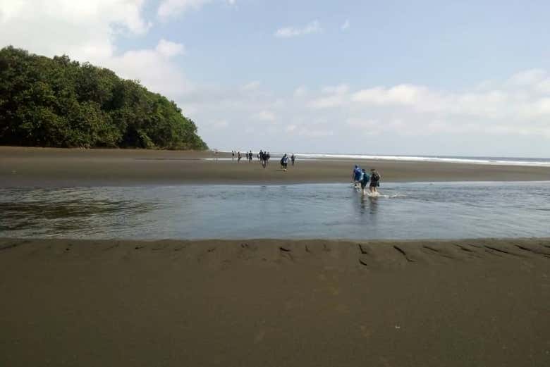 Playa de arena volcánica en Ureka