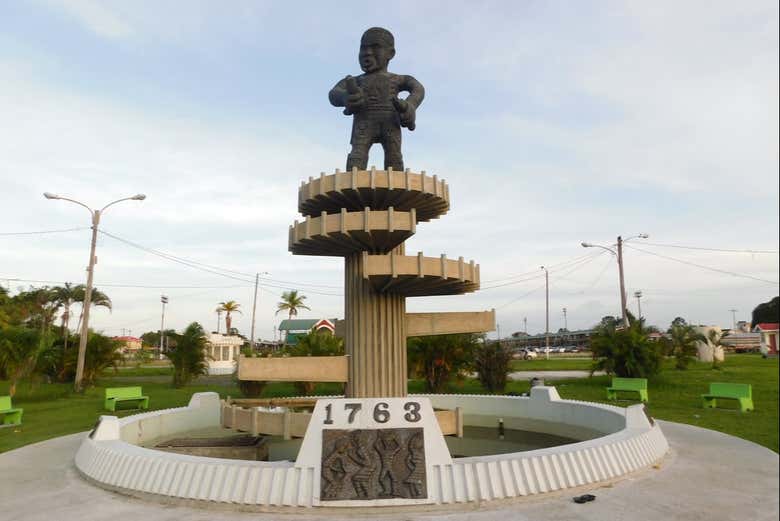 Monument sur la place de la Révolution à Georgetown