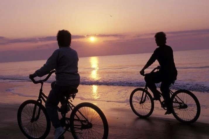 Balade à vélo au coucher de soleil