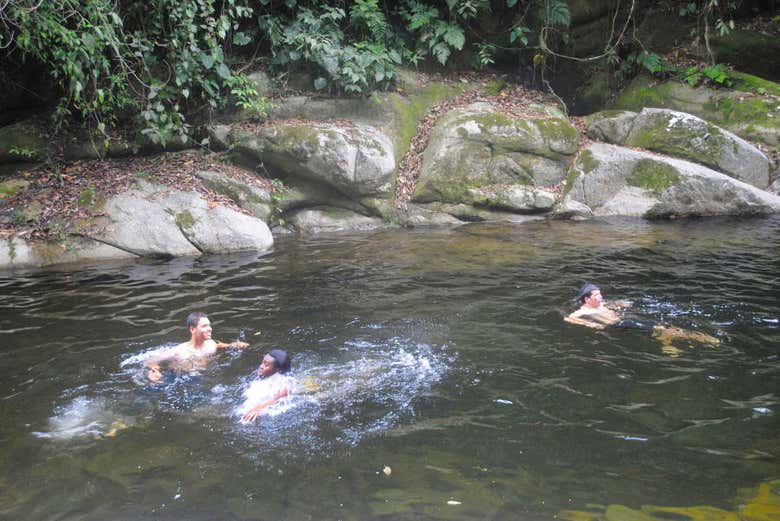 Baño refrescante durante la ruta Guaruma