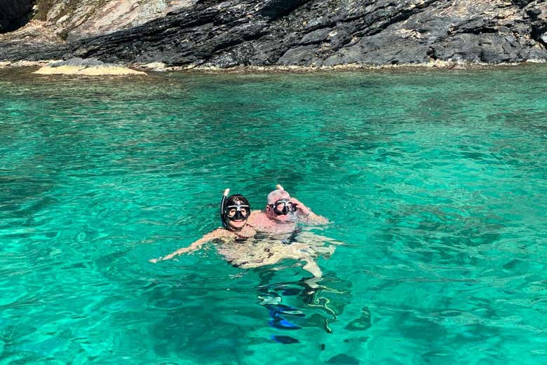 Haciendo snorkel en las aguas de Sandy Bay