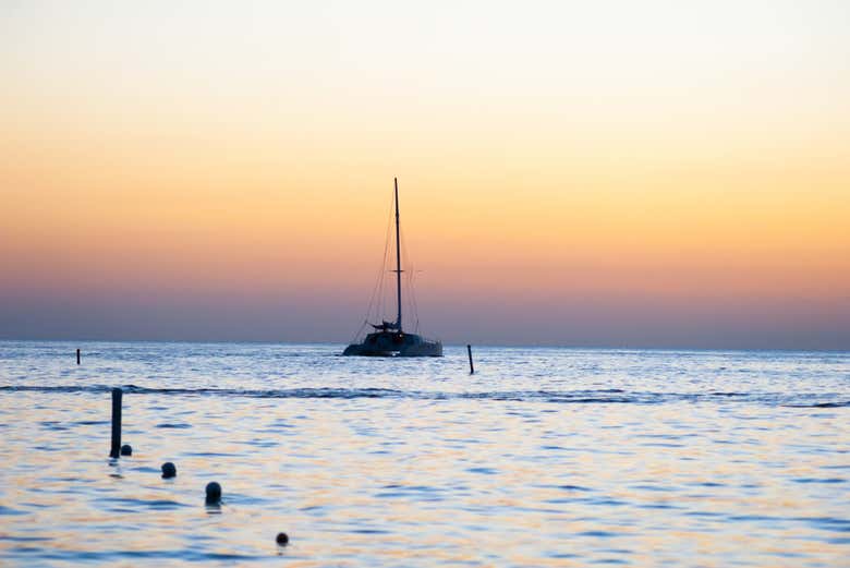 Paseando en catamarán al atardecer