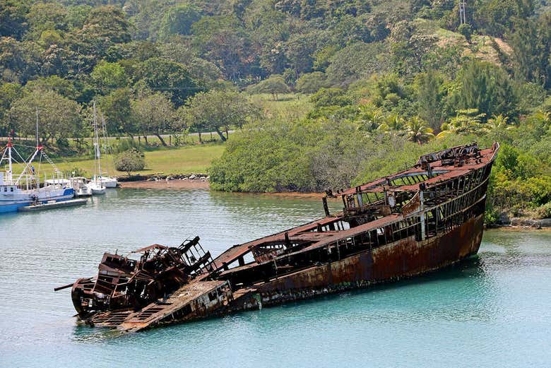Barco naufragado em Dixon Cove