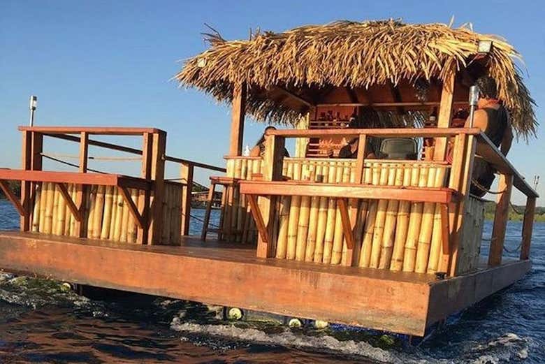 Paseo con la casa flotante en Roatán