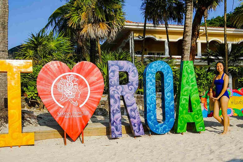 En las letras de una playa de Roatán
