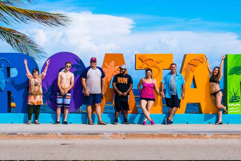 Posando junto a las letras de Roatán