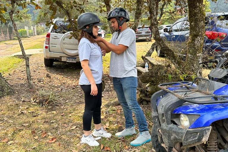 Un par de amigos durante el tour en quad por Uyuca