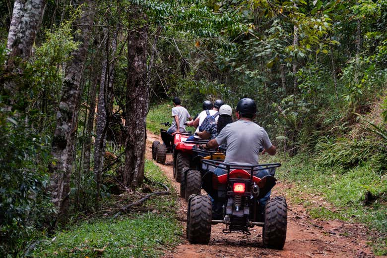 Un grupo de personas atravesando la montaña de Uyuca en quad