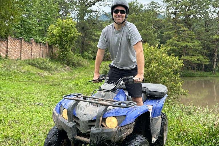 Un uomo durante il tour in quad di Uyuca