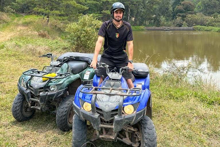 Un joven feliz durante el bonito recorrido en quad por Uyuca