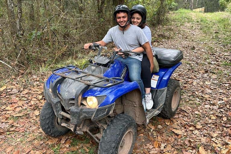 Una pareja recorriendo las montañas de Uyuca en quad