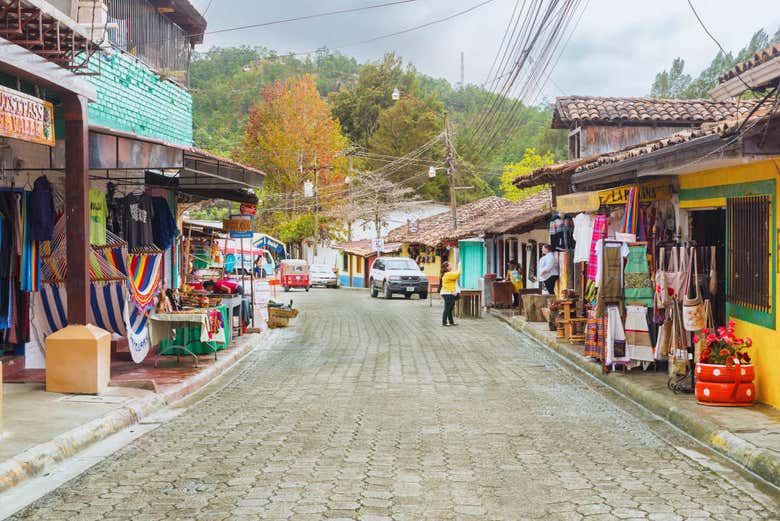 Street of handicrafts in Valle de Ángeles