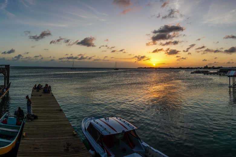 Un bateau amarré au quai d'Útila au coucher du soleil
