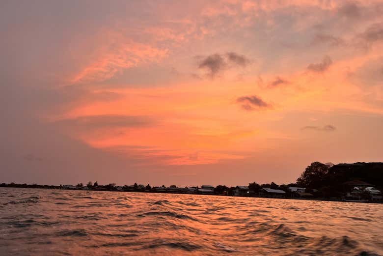 Les tons roses et orangés du coucher de soleil sur Útila