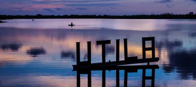 Giro in barca lungo la costa di Útila al tramonto
