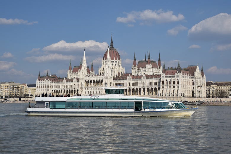 Barco na frente do Parlamento