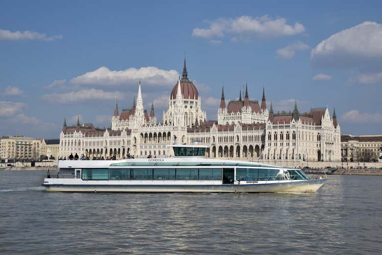 El barco navegando frente al Parlamento de Budapest