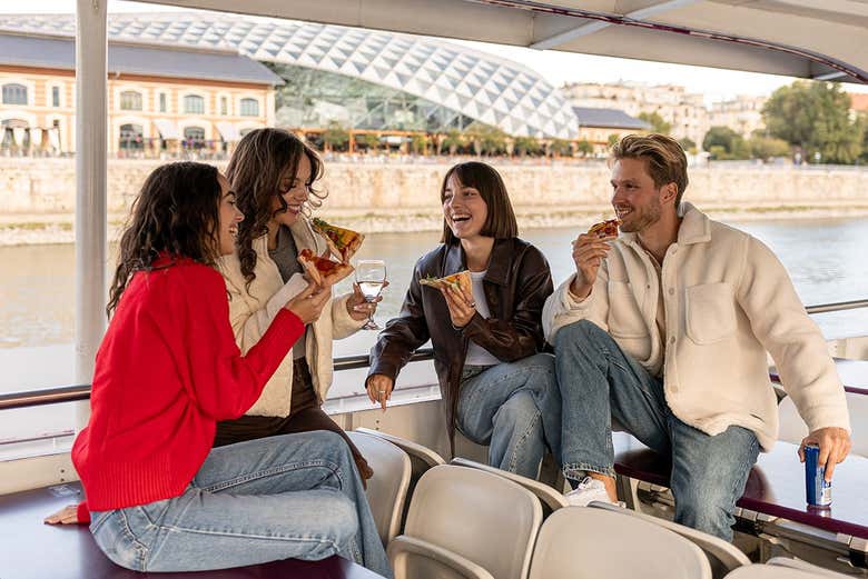 Amigos brindando en el barco