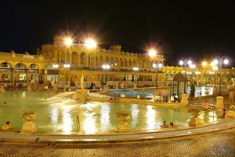Balneario Széchenyi al anochecer