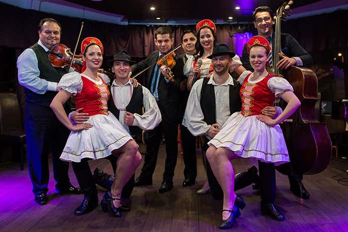 Musiciens et danseurs folkloriques