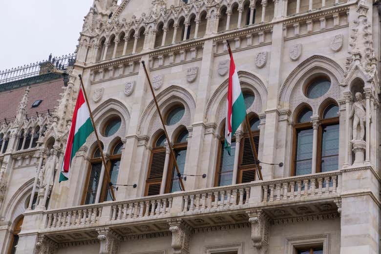 Bandiere sulla facciata del Parlamento di Budapest