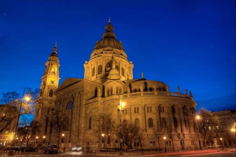 Basilique Saint-Étienne de nuit