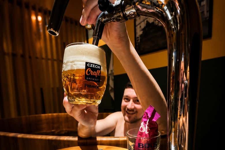 Disfrutad de cerveza fresca de grifo