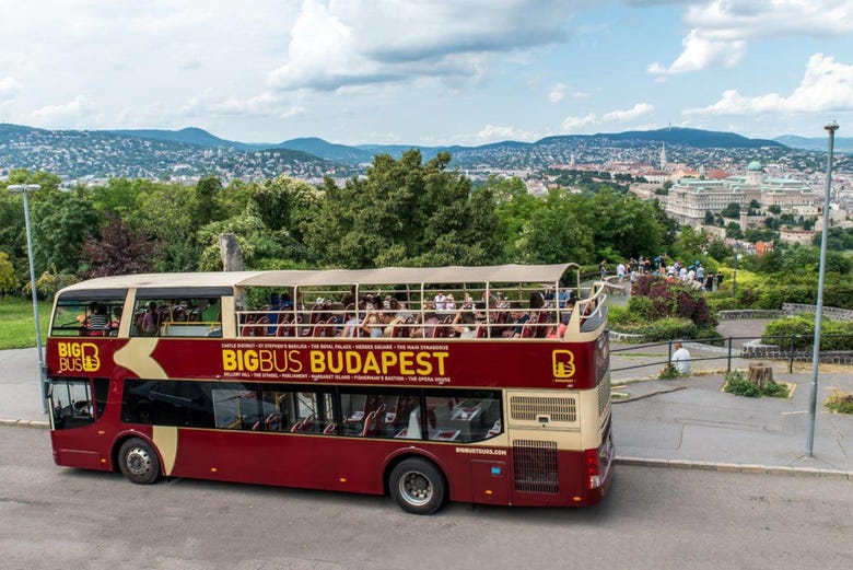 Percorrendo Budapeste de ônibus turístico