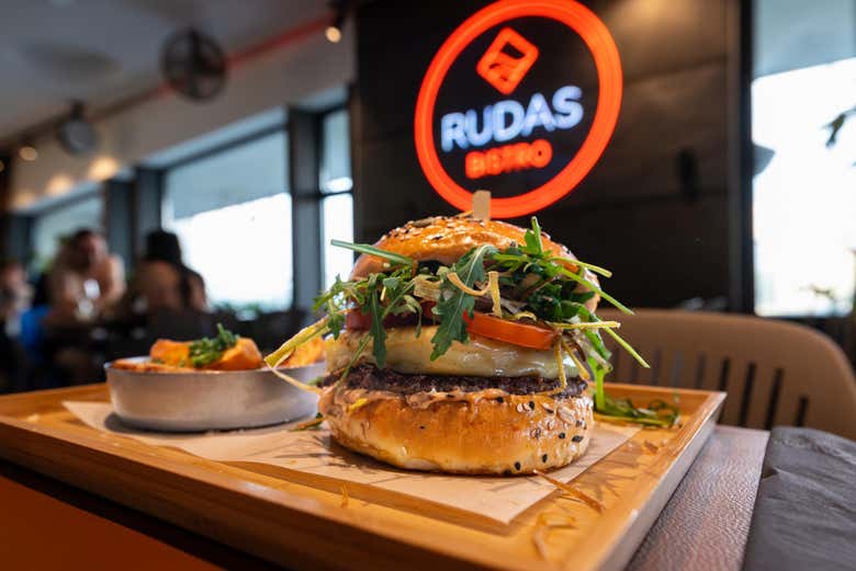 Hamburguesa de la carta del Rudas Bistro