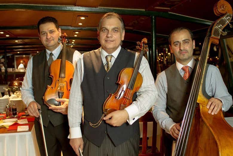 Musiciens pendant le dîner