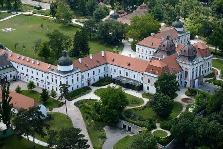 Vue sur le château de Gödöllő et ses jardins