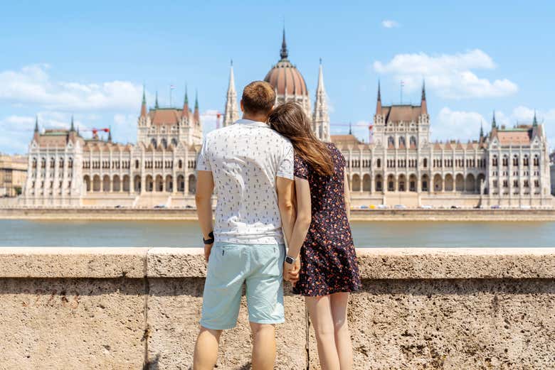 Ammirando il Parlamento di Budapest